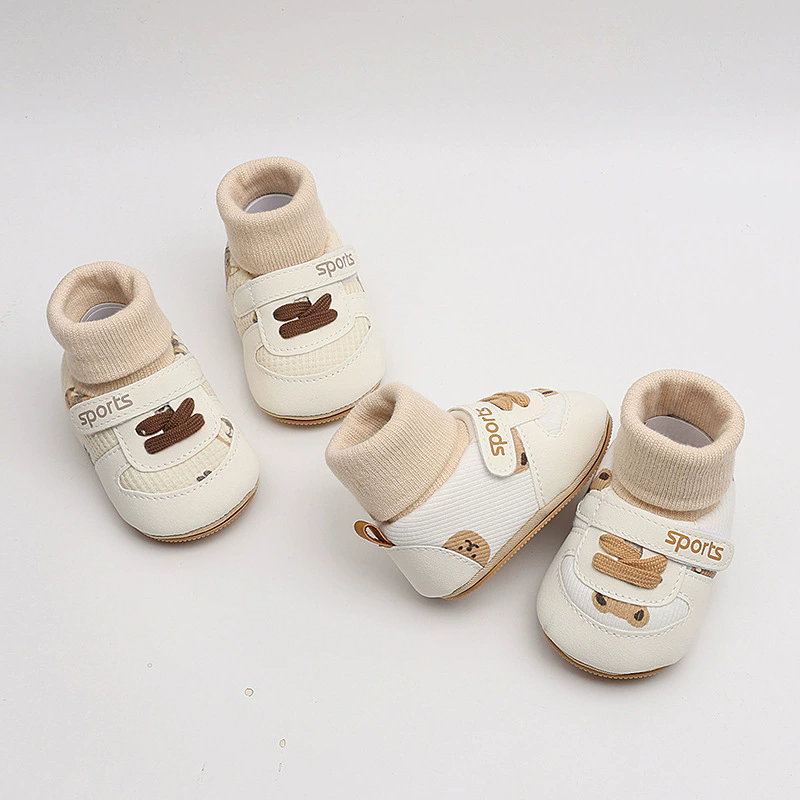 Winter baby shoes and socks for boys and girls aged 0-1 with cartoon soft rubber soles for warmth