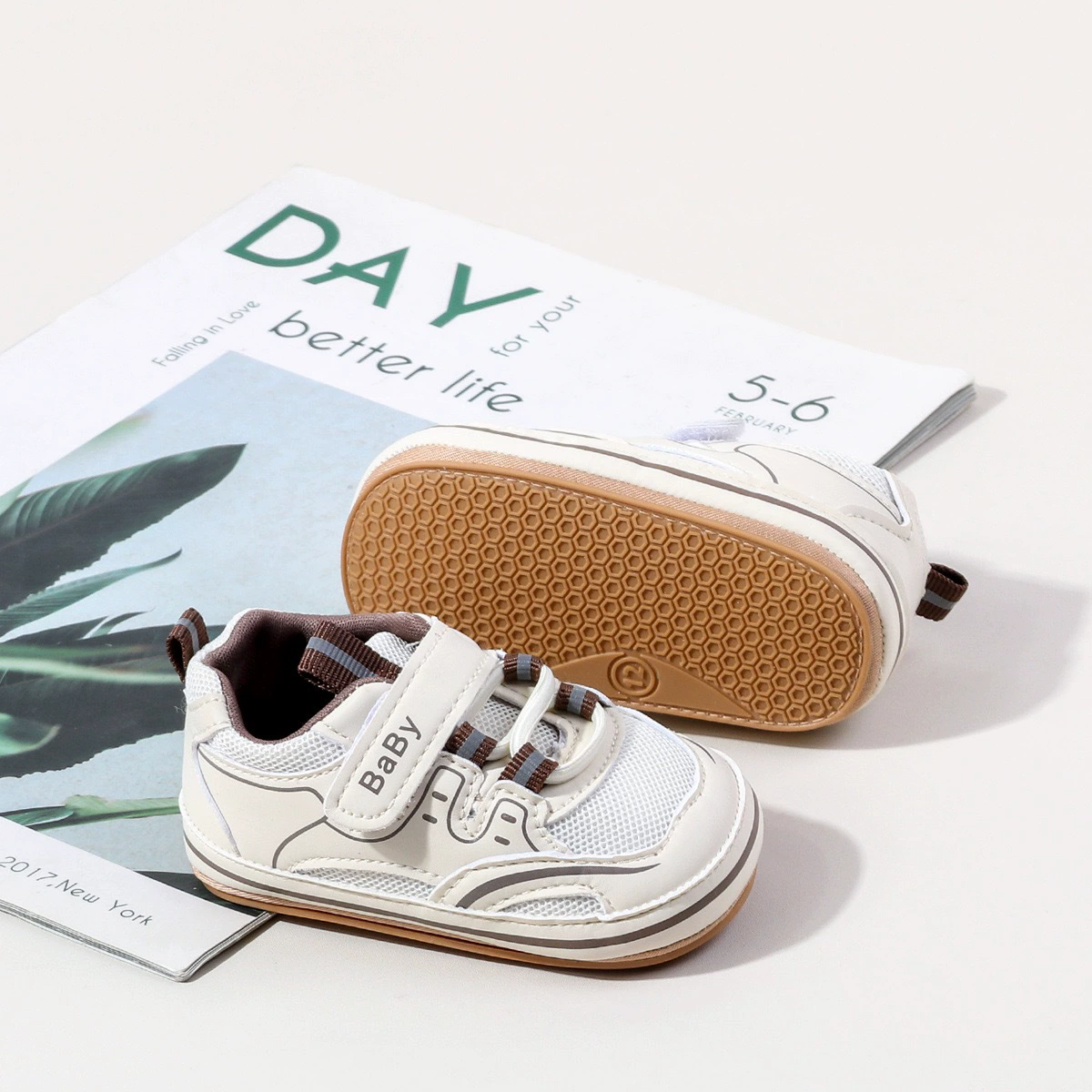 Preschool soft soled letter walking shoes are fashionable, versatile, and can't fall off the front step shoes