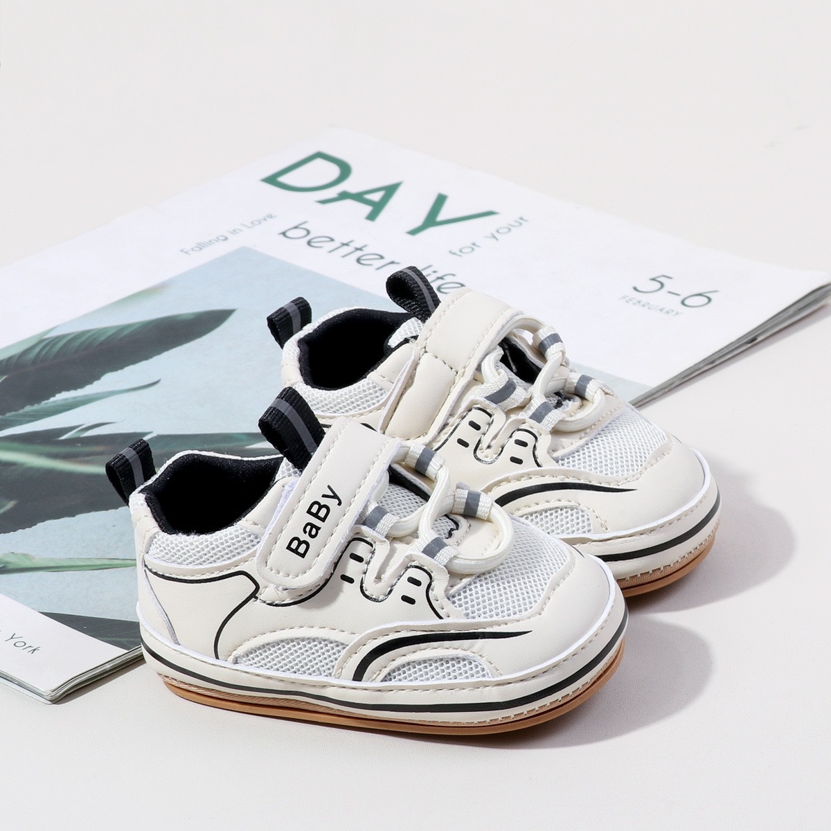 Preschool soft soled letter walking shoes are fashionable, versatile, and can't fall off the front step shoes