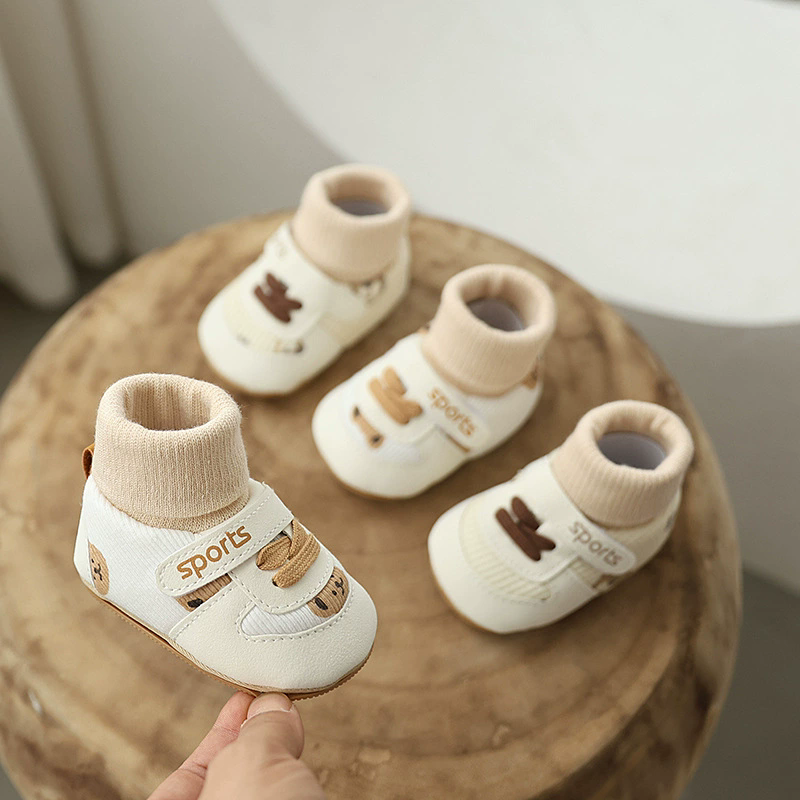 Winter baby shoes and socks for boys and girls aged 0-1 with cartoon soft rubber soles for warmth