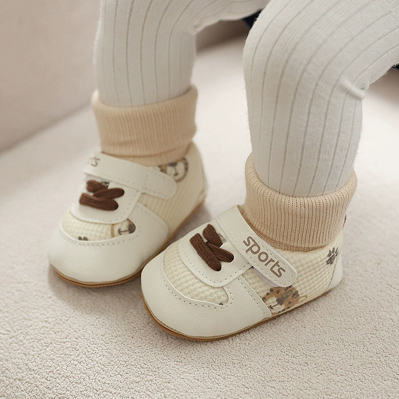 Winter baby shoes and socks for boys and girls aged 0-1 with cartoon soft rubber soles for warmth