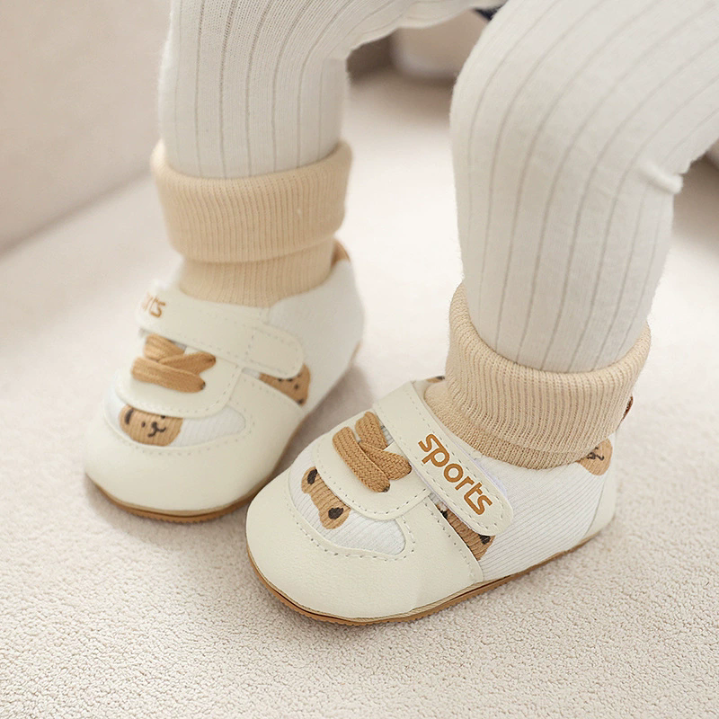 Winter baby shoes and socks for boys and girls aged 0-1 with cartoon soft rubber soles for warmth