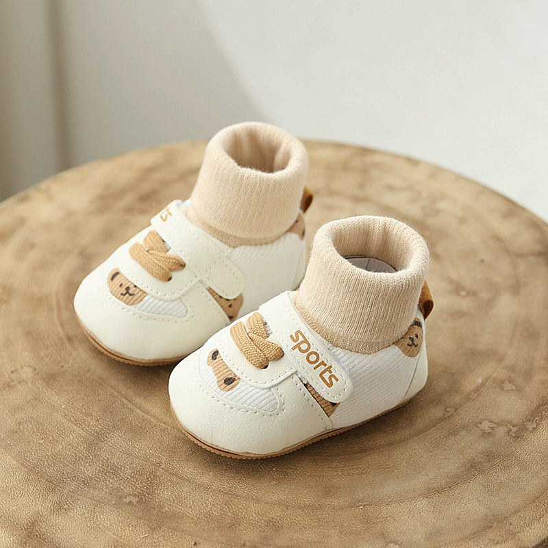 Winter baby shoes and socks for boys and girls aged 0-1 with cartoon soft rubber soles for warmth
