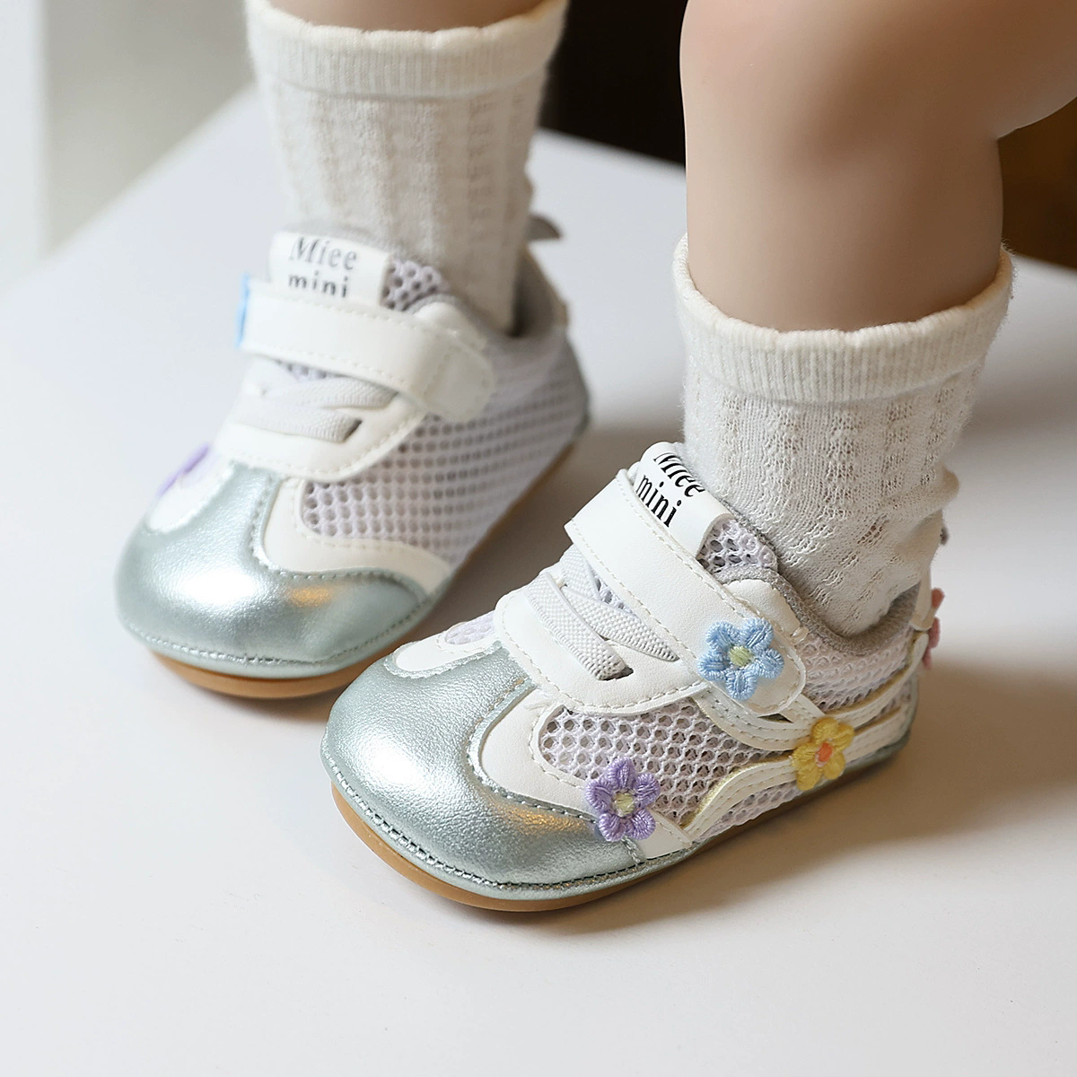 Spring and summer baby girls 0-12 months old, breathable and non slip mesh walking shoes with heels that do not fall off