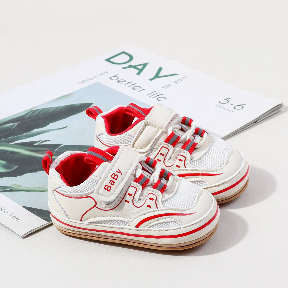 Preschool soft soled letter walking shoes are fashionable, versatile, and can't fall off the front step shoes