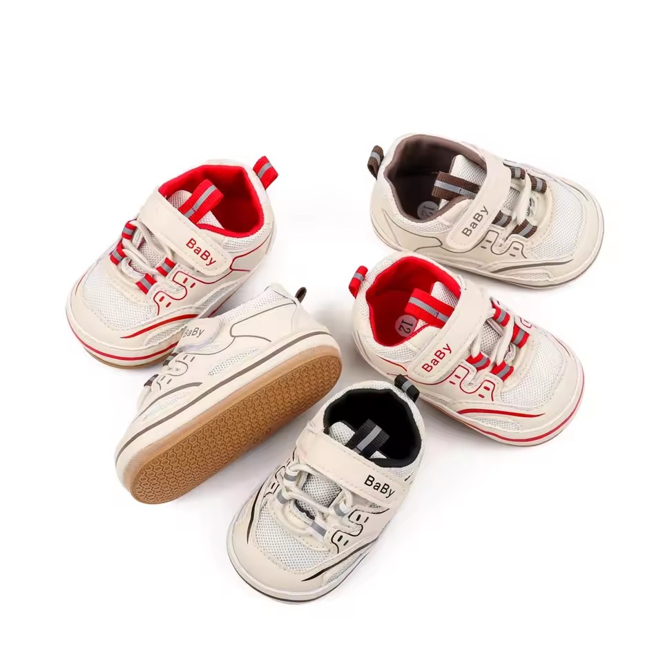 Preschool soft soled letter walking shoes are fashionable, versatile, and can't fall off the front step shoes