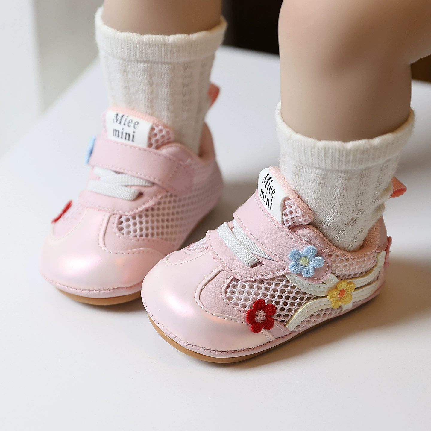 Spring and summer baby girls 0-12 months old, breathable and non slip mesh walking shoes with heels that do not fall off