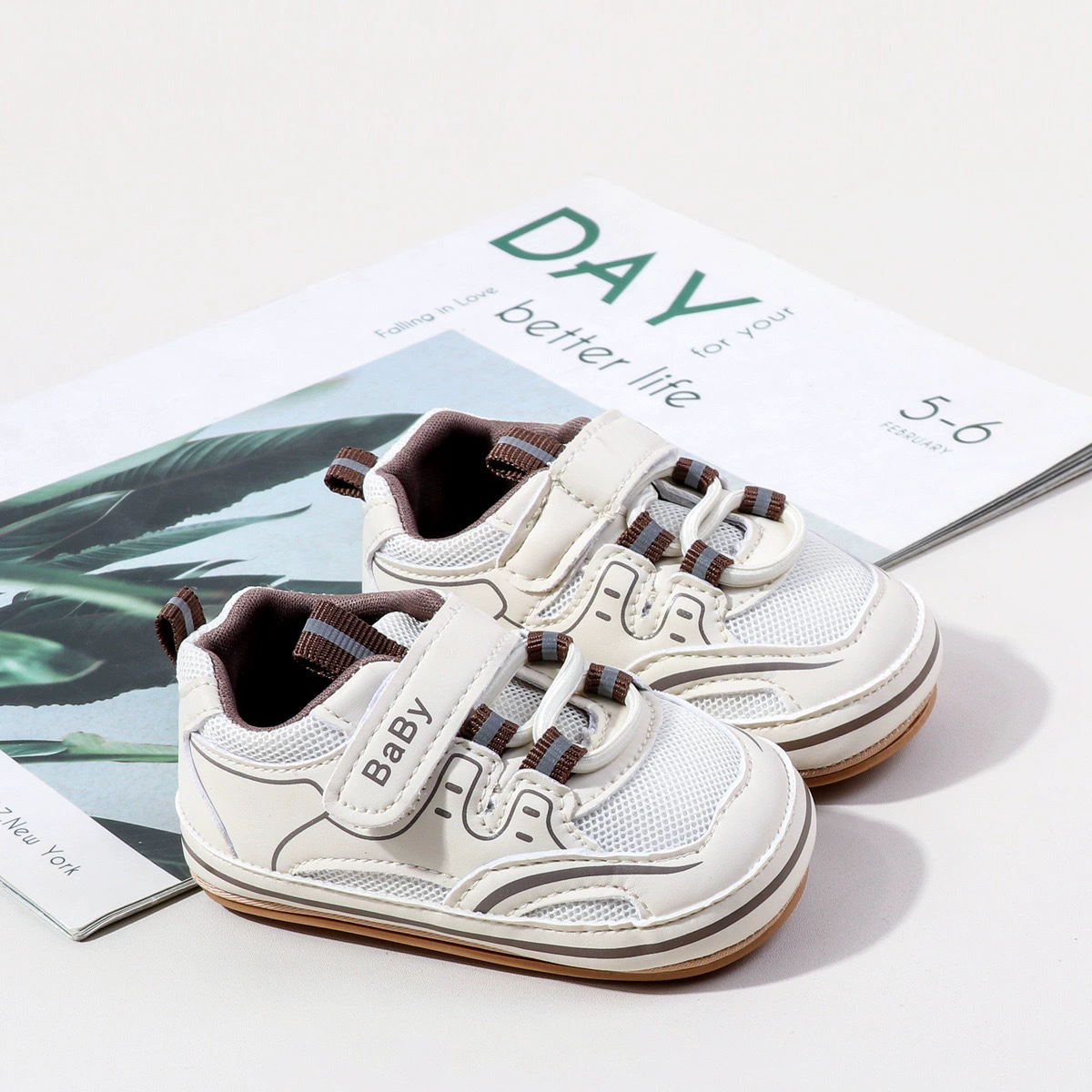 Preschool soft soled letter walking shoes are fashionable, versatile, and can't fall off the front step shoes