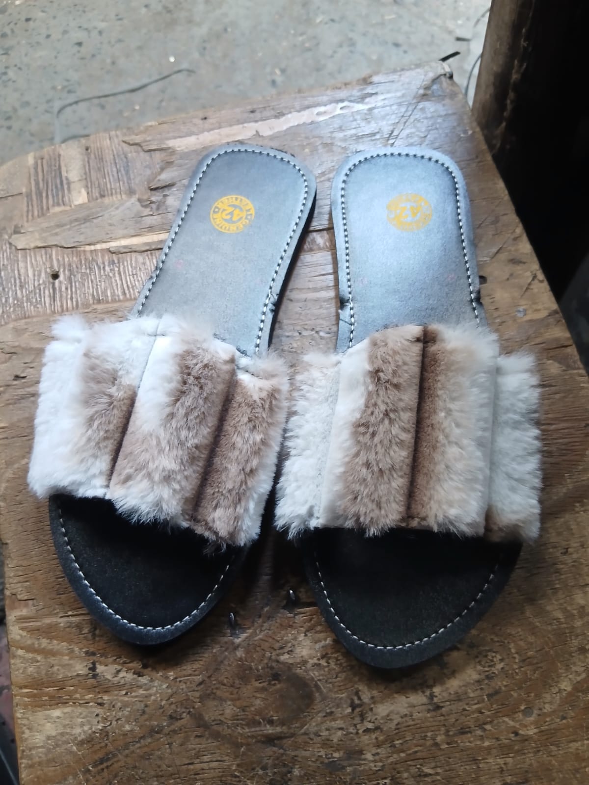 High Quality Women’s Fluffy Fur Slide Sandals – Soft Comfortable Open Toe Flat Slippers, Brown & White