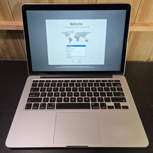 Apple MacBook Pro 13.3 Inch Laptop Intel Core i5 8GB LPDDR3 RAM 256GB SSD Storage Retina Display 2560x1600 IPS Intel Iris Plus Graphics 650 Space Silver Work and Student macOS Notebook Plus Free Bag