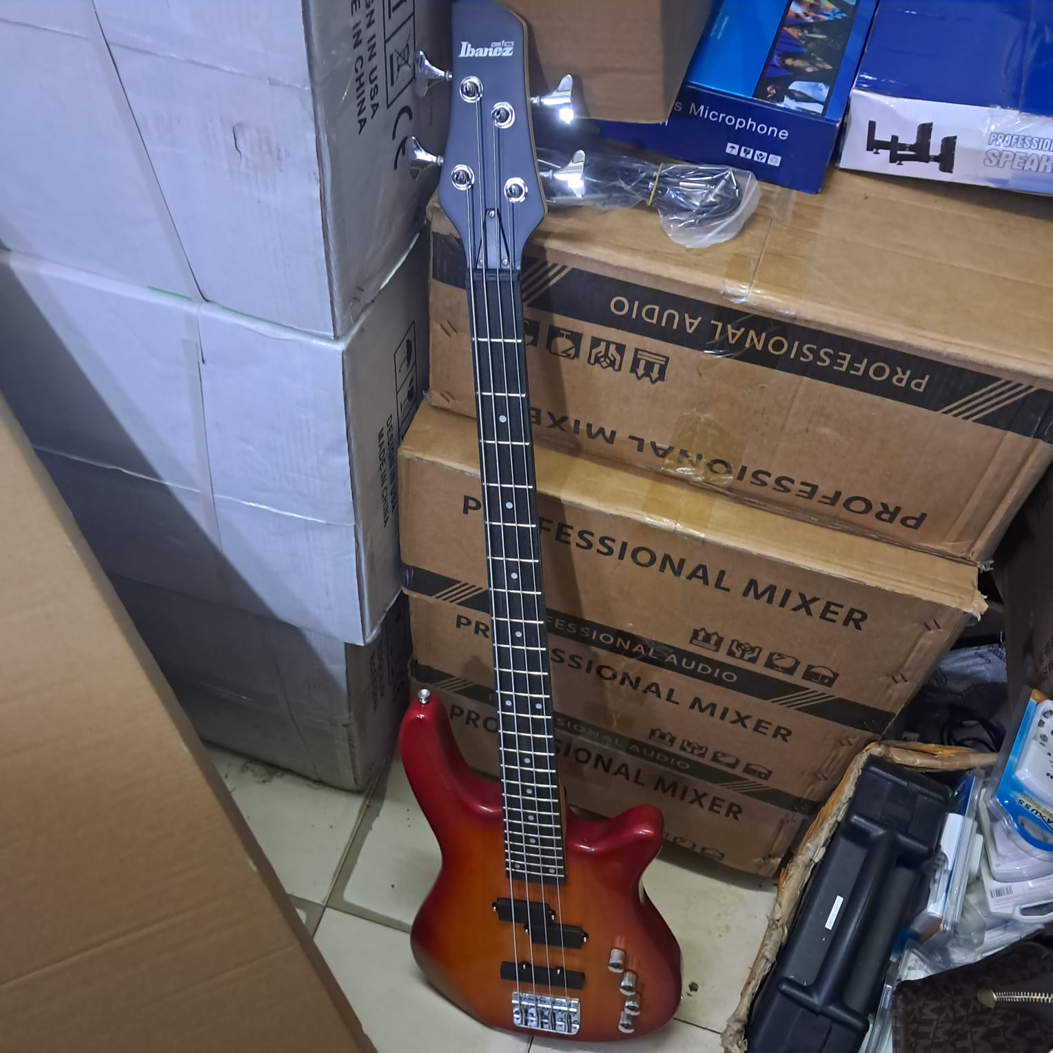 Professional Ibanez 4 String Solid-Body Bass Guitar plus Guitar Bag and 3M Jack to Jack cable