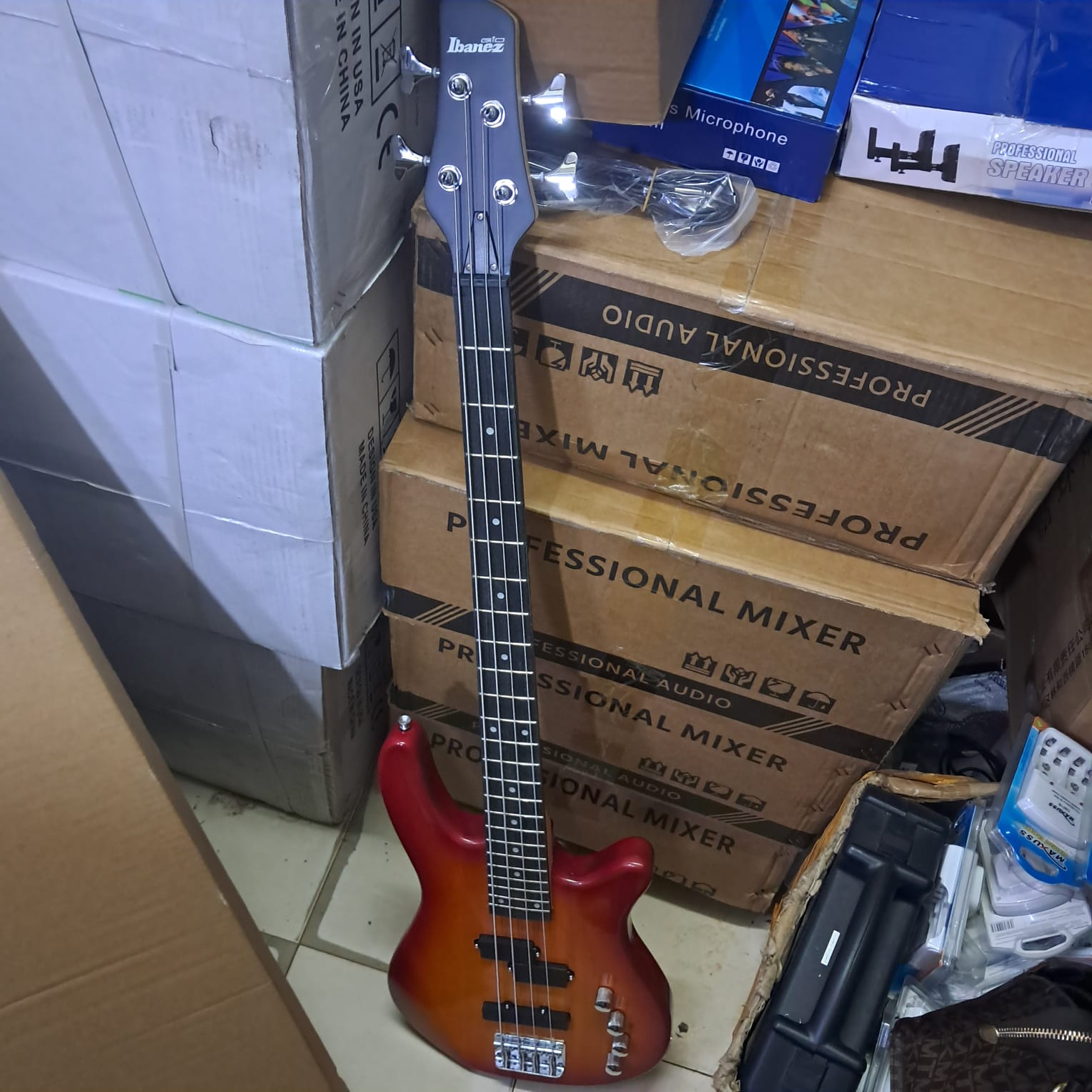 Professional Ibanez 4 String Solid-Body Bass Guitar plus Guitar Bag and 3M Jack to Jack cable