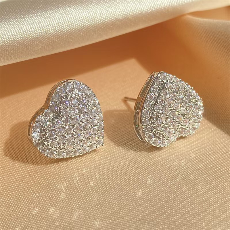 Rock candy heart pendant, niche design, copper-set zircon necklace, understated luxury hip-hop style jewelry.
