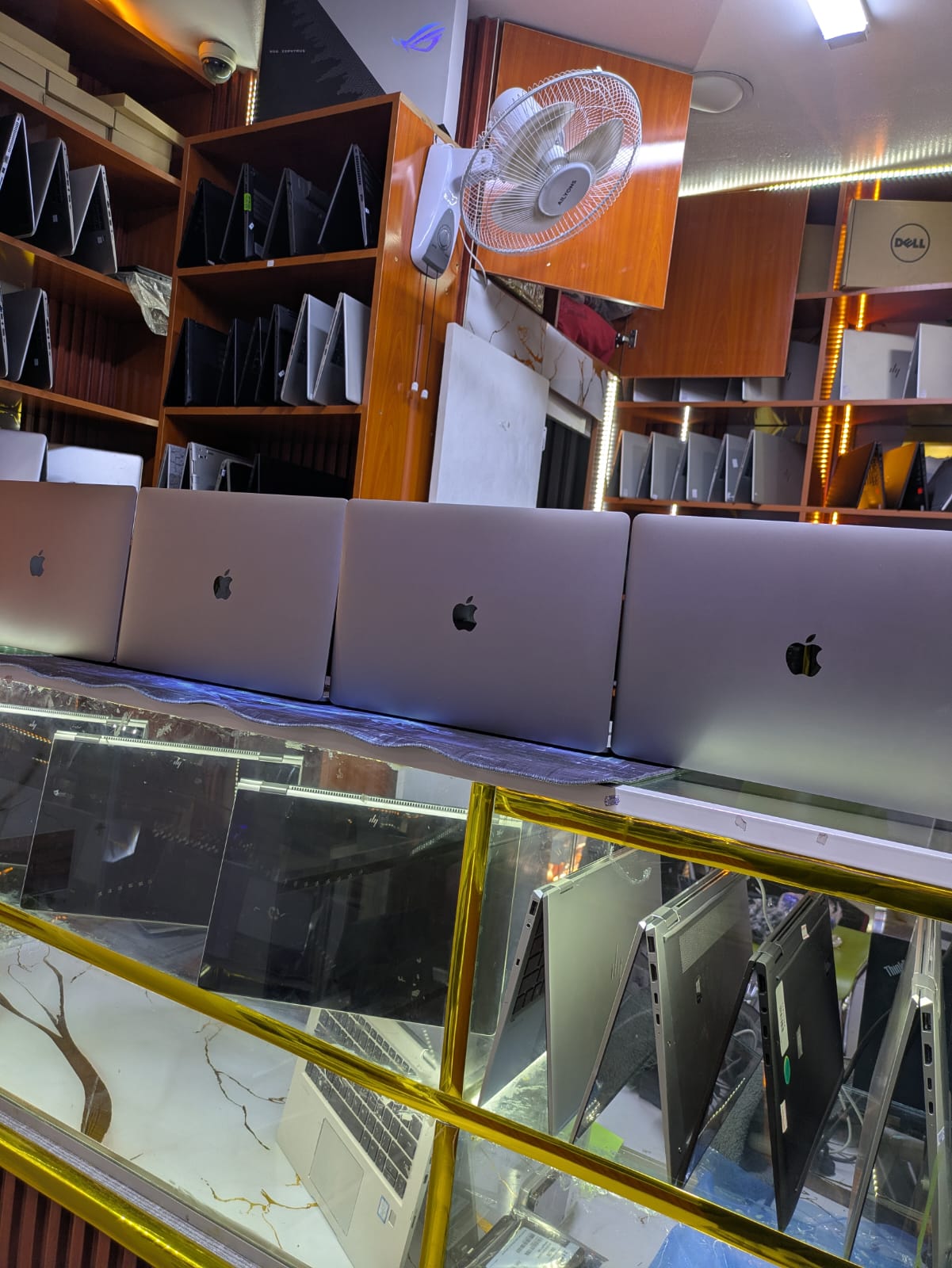 Apple MacBook Pro 15-Inch (2018) | Intel Core i7 | 16GB RAM | 256GB SSD | 15.4-Inch Retina Display | 4GB Dedicated Graphics | macOS | Premium Performance Laptop