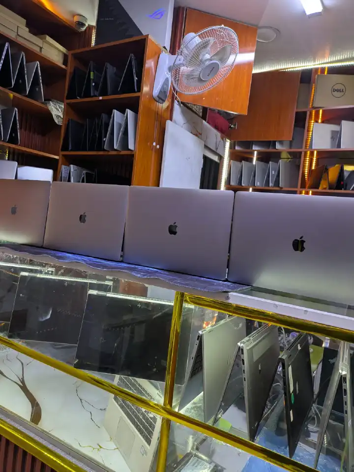 Apple MacBook Pro 15-Inch (2018) | Intel Core i7 | 16GB RAM | 256GB SSD | 15.4-Inch Retina Display | 4GB Dedicated Graphics | macOS | Premium Performance Laptop