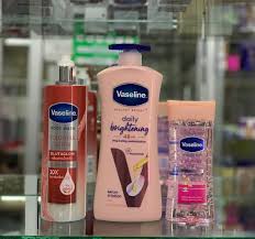 725ml Vaseline Daily Brightening Even Tone Lotion  + Intensive Care Vitamin B3 Body Oil 200ML