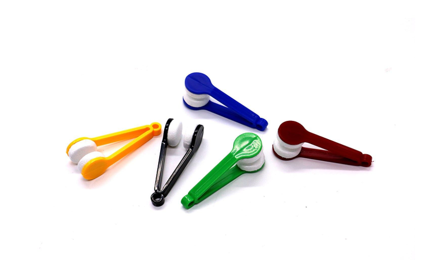 Eyeglass Cleaner Brush - Microfiber Lens Wipe for All Eyewear - Multicolour - 0.1 kg It features a compact, tweezer-like plastic handle with dual round microfiber pads designed to clamp down and clean