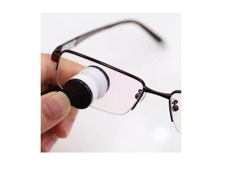 Eyeglass Cleaner Brush - Microfiber Lens Wipe for All Eyewear - Multicolour - 0.1 kg It features a compact, tweezer-like plastic handle with dual round microfiber pads designed to clamp down and clean