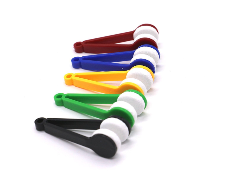 Eyeglass Cleaner Brush - Microfiber Lens Wipe for All Eyewear - Multicolour - 0.1 kg It features a compact, tweezer-like plastic handle with dual round microfiber pads designed to clamp down and clean