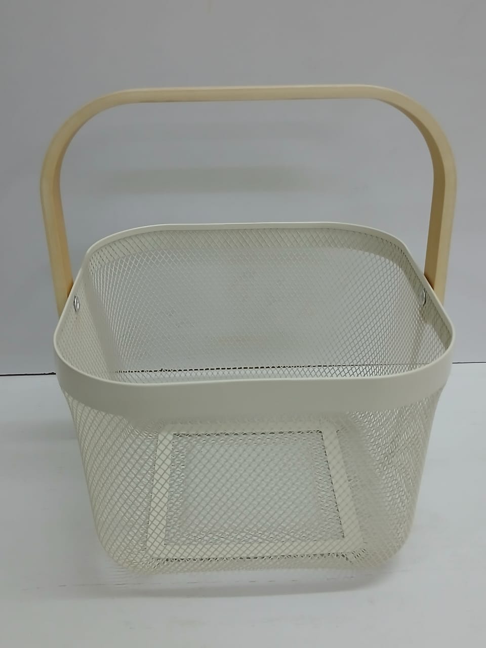 Portable Fruit Storage Basket with Bamboo Handle – Alloy Mesh Fruit Bowl for Kitchen Countertop, Dining Table and Picnic Use, Lightweight Portable Produce Organizer for Fruits & Household Storage