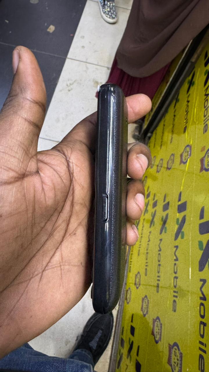 LIMITED DISCOUNT 🔥🔥BRAND NEW  RAENO R310 TRIPLE SIM CARD FEATURE PHONE WITH Bluetooth /Wireless FM/SD Slot kabambe/katululu/mulika mwizi/button feature phone
