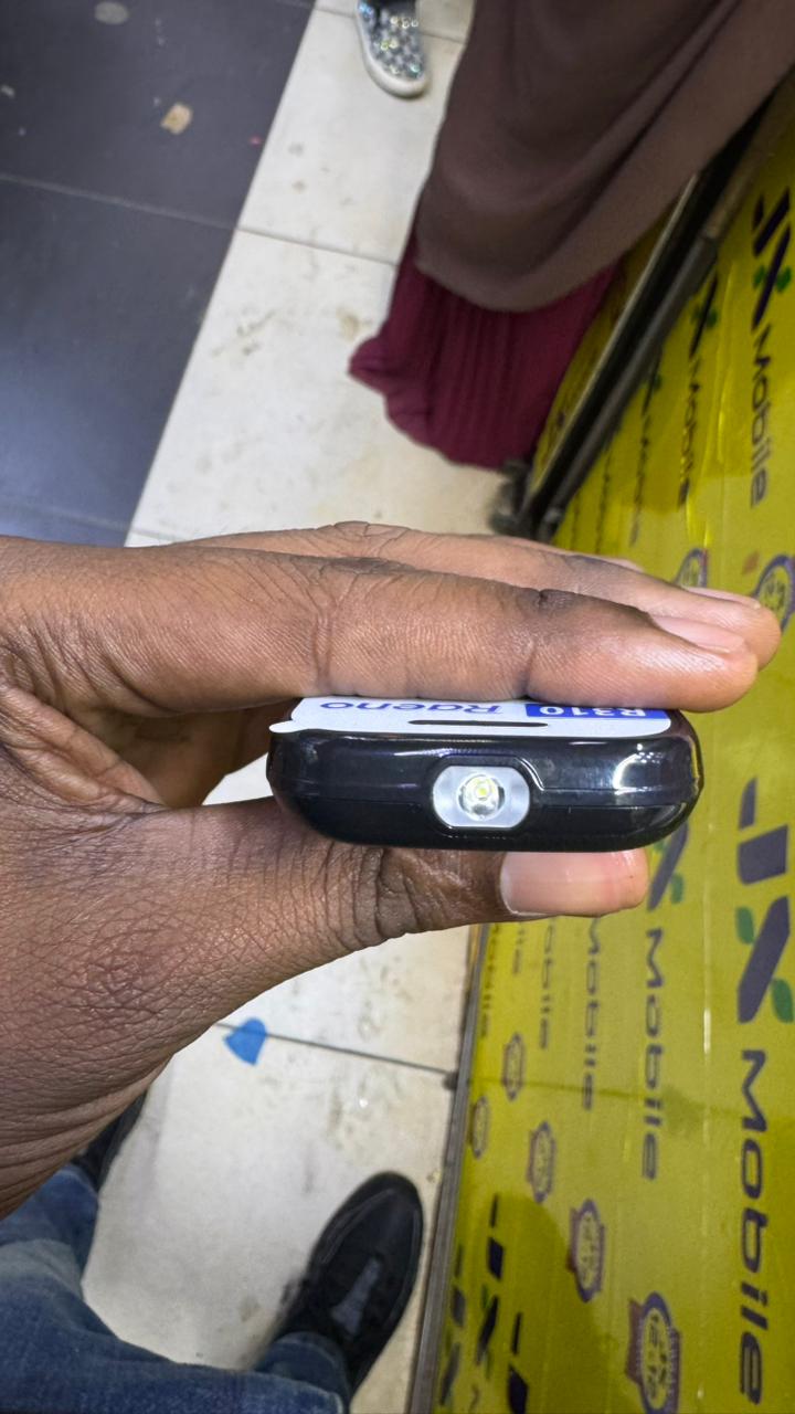 LIMITED DISCOUNT 🔥🔥BRAND NEW  RAENO R310 TRIPLE SIM CARD FEATURE PHONE WITH Bluetooth /Wireless FM/SD Slot kabambe/katululu/mulika mwizi/button feature phone