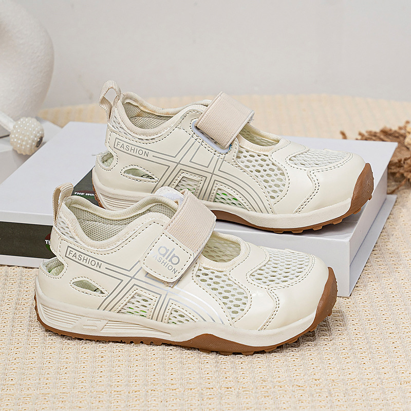 New spring and summer children's sports shoes, hollow breathable sandals, girls' casual shoes, boys' running shoes, and single-mesh shoes.