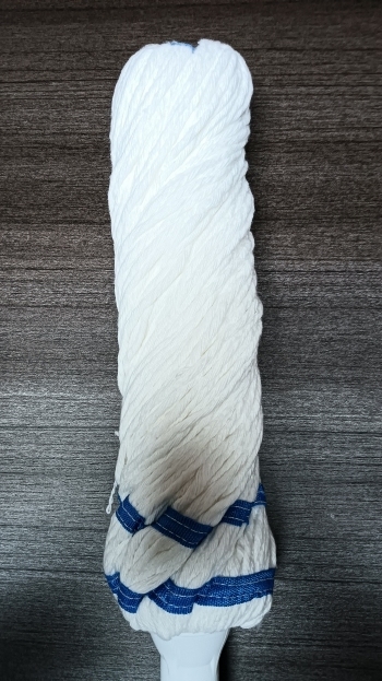 Quality Self-Wringing Mop Highly Absorbent Floor Cleaning Mop with Easy Squeeze Design, Hands-Free Wringing and Lightweight Handle for Tiles, Wood, Laminate and Everyday Household Cleaning.