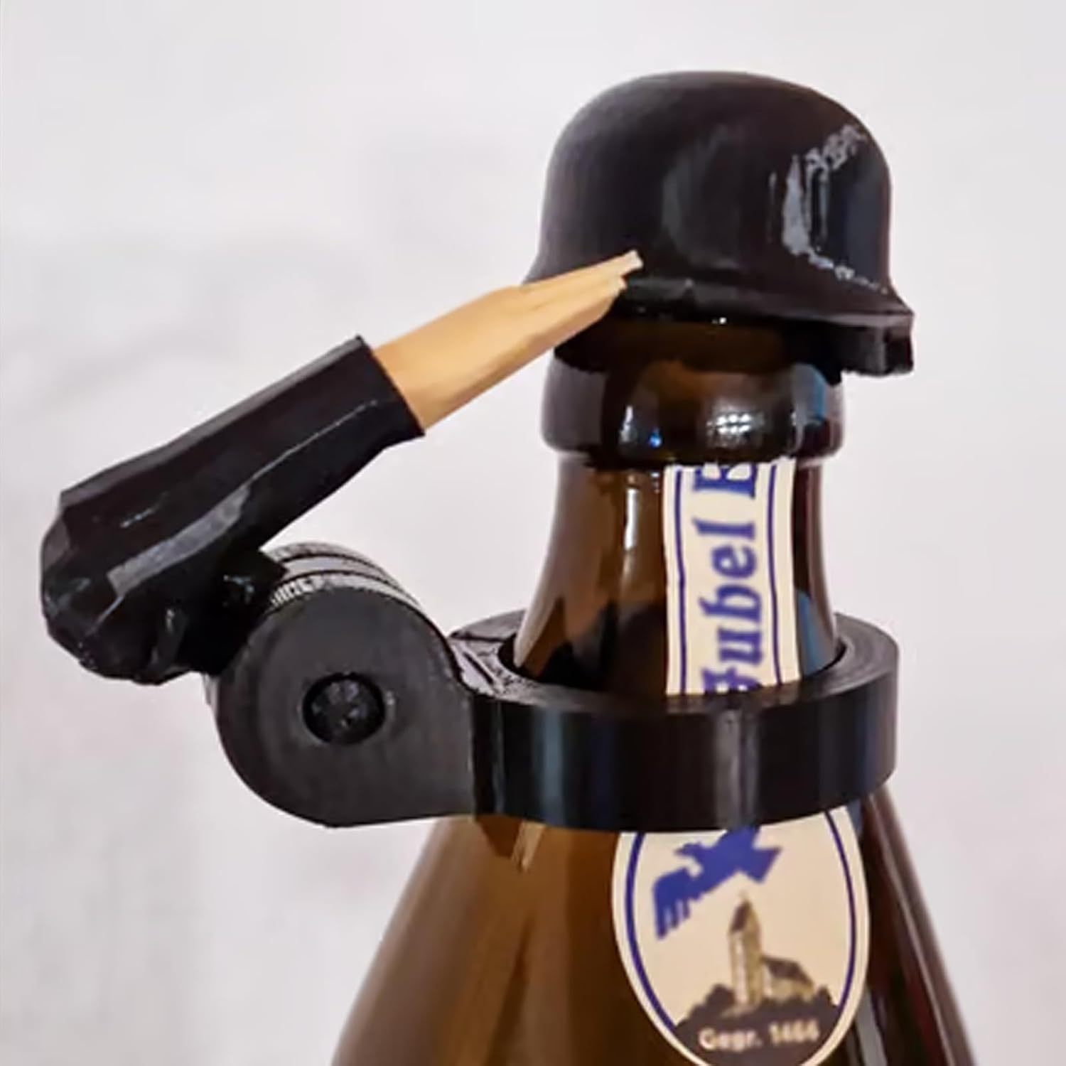 1Pcs Creative Beer Bottle Cap Helmet Salute Soldier Shaped Dustproof Cover Reusable Bottles Covers for Party Bar Decoration