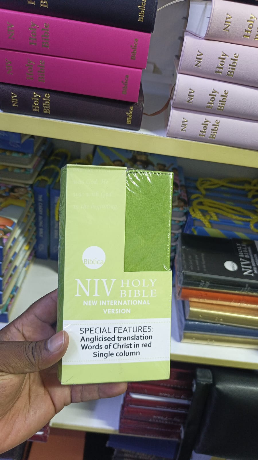 NIV, Pocket Thinline Bible, Leathersoft, Green, Snap Closure, Red Letter, Comfort Print