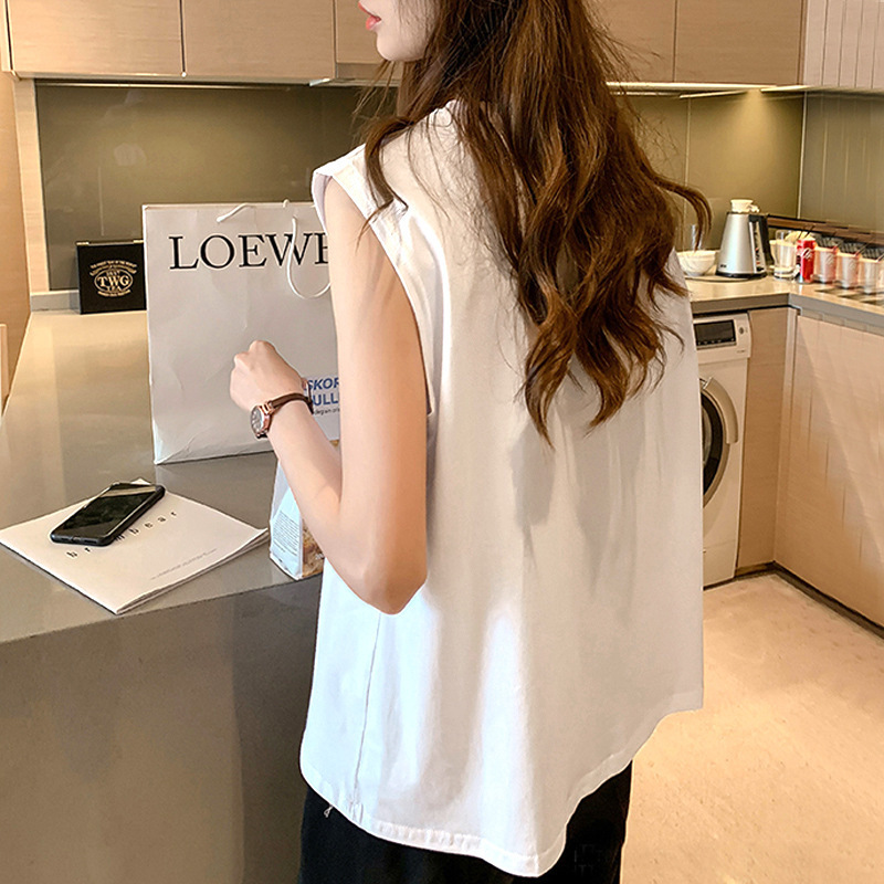 White tank top, loose round neck, sleeveless, suitable for wearing alone or as an inner layer, plus size women's clothing, spring and summer