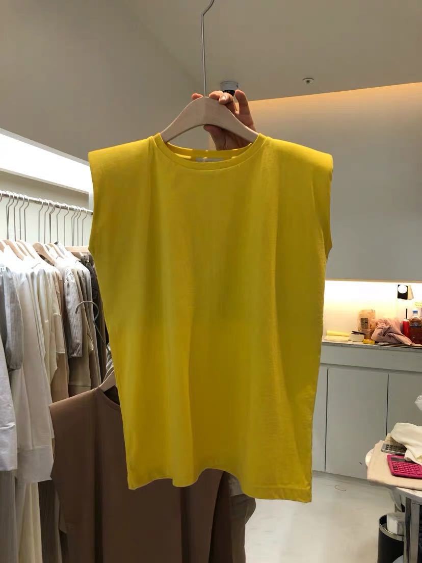 White tank top, loose round neck, sleeveless, suitable for wearing alone or as an inner layer, plus size women's clothing, spring and summer
