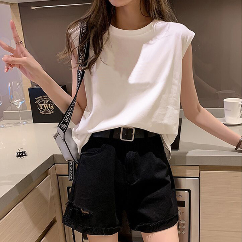 White tank top, loose round neck, sleeveless, suitable for wearing alone or as an inner layer, plus size women's clothing, spring and summer
