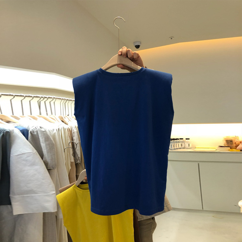 White tank top, loose round neck, sleeveless, suitable for wearing alone or as an inner layer, plus size women's clothing, spring and summer