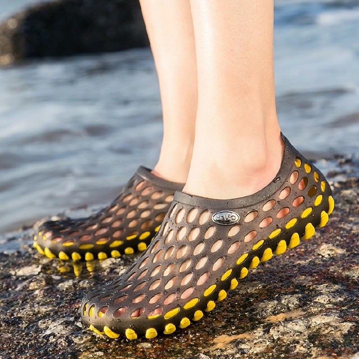 Men Sandals Outdoors Breathable Beach Shoes Clogs Hole Slippers Mules Clogs Garden Shoes