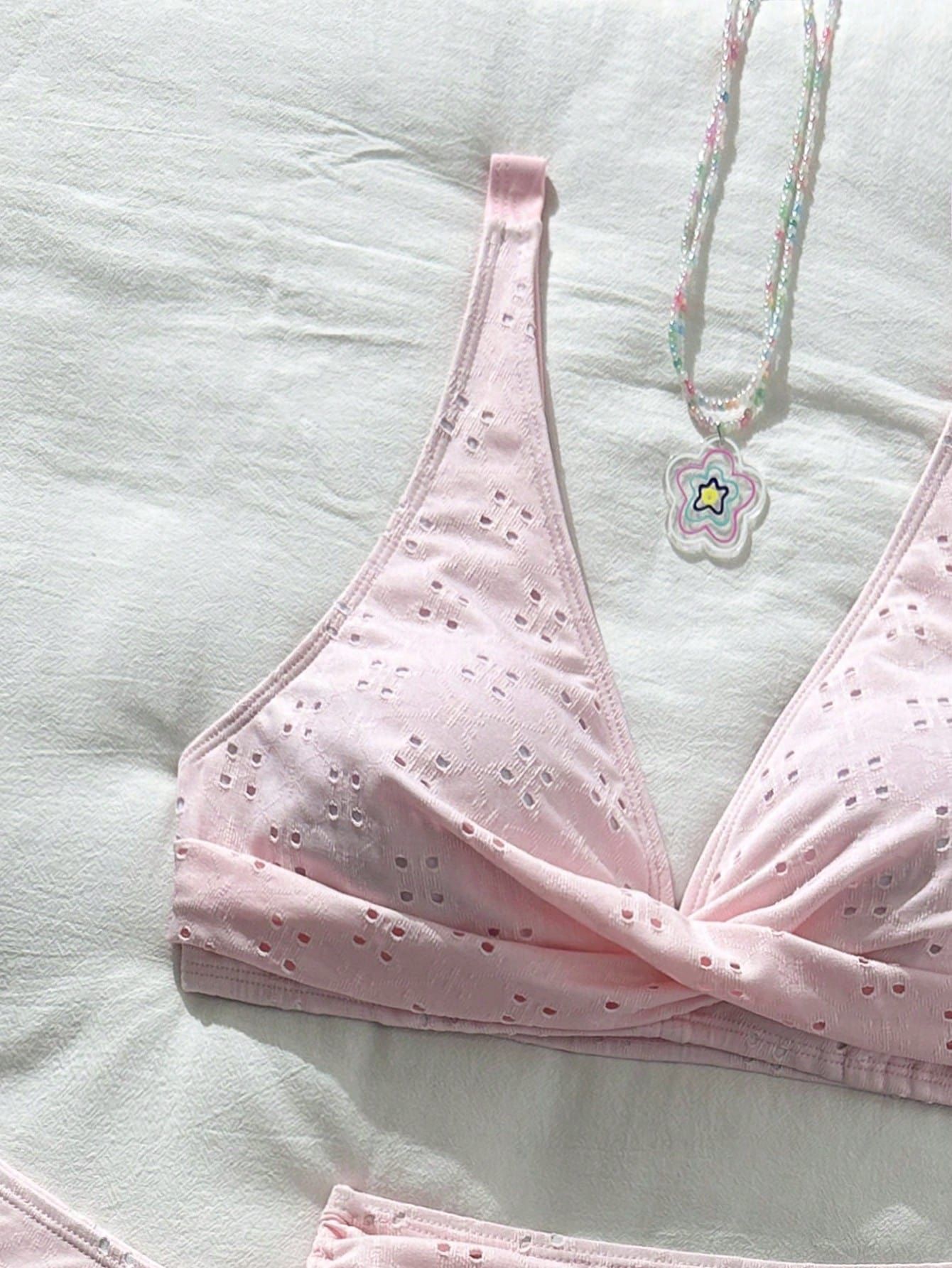 New three piece mesh cross bikini swimsuit set paired with sun visor and women's swimsuit