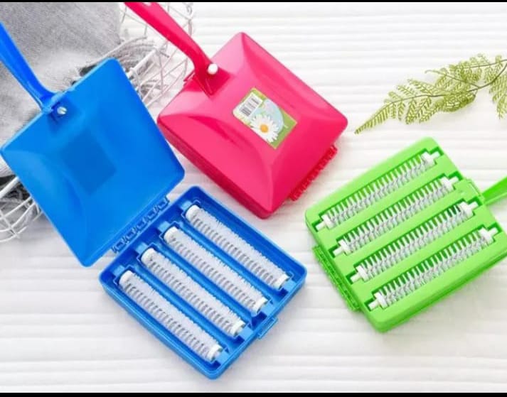Carpet Brush 4-Line – Plastic Carpet Cleaning Brush for Sweeping, Scrubbing and Removing Dirt from Carpets, Rugs and Household Floors, Practical Cleaning Tool for Home Use