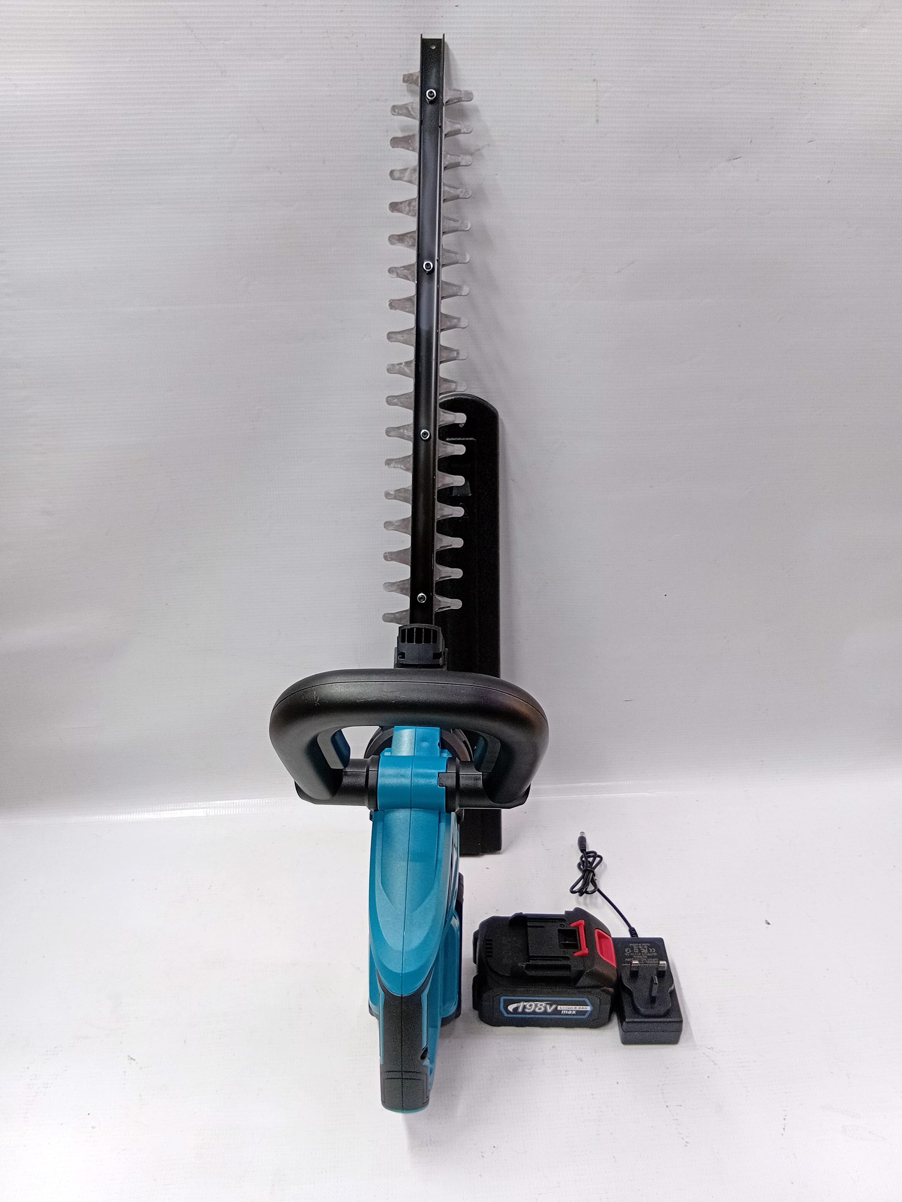 READY TO PICK‼️Makita Heavy Duty Cordless Lithium-ion Hedge/ Fence Trimmer With Safety Accesories Fence Trimmer Cutter.🔥Voltage: 88v
Maximum speed :2800spm
Blade cutting length:460mm
Maximum cutting