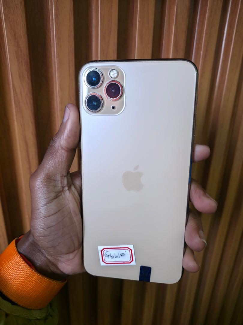 IPHONE 11 PRO MAX 256GB .CLEAN EX-UK ORIGINAL APPLE DEVICE, FACTORY UNLOCKED, FACE ID INTACT, TRUE TONE WORKING, FULLY TESTED, EXCELLENT CONDITION, STRONG BATTERY, READY TO USE.