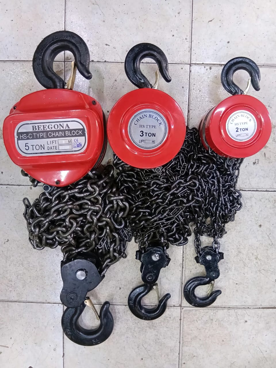 🍁🍁Chainblock 
2tonne 3m 
3tonne 3m 
5tonne 3m ‼️‼️Hook to hook distance:300 mm
Chain pull to lift full load:345 N
Net weight:13.5kg
Packed by wooden case