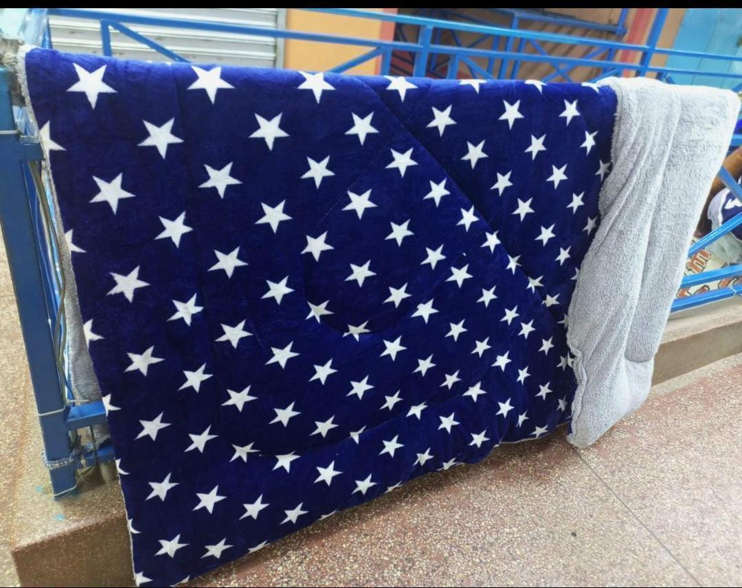 Enjoy a comfortable night sleep💃💃Luxurious Comfy WarmPink Woolen Duvet Size: 5*6 💦super soft, stylish duvet is guaranteed to make your nights simply magical as it is made from Cotton with 100% micr