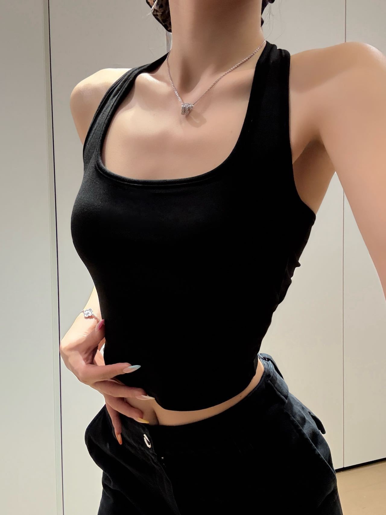 Sexy hot girl with star chain strap on the back tank top with camisole suitable for daily casual wear for exterior and interior