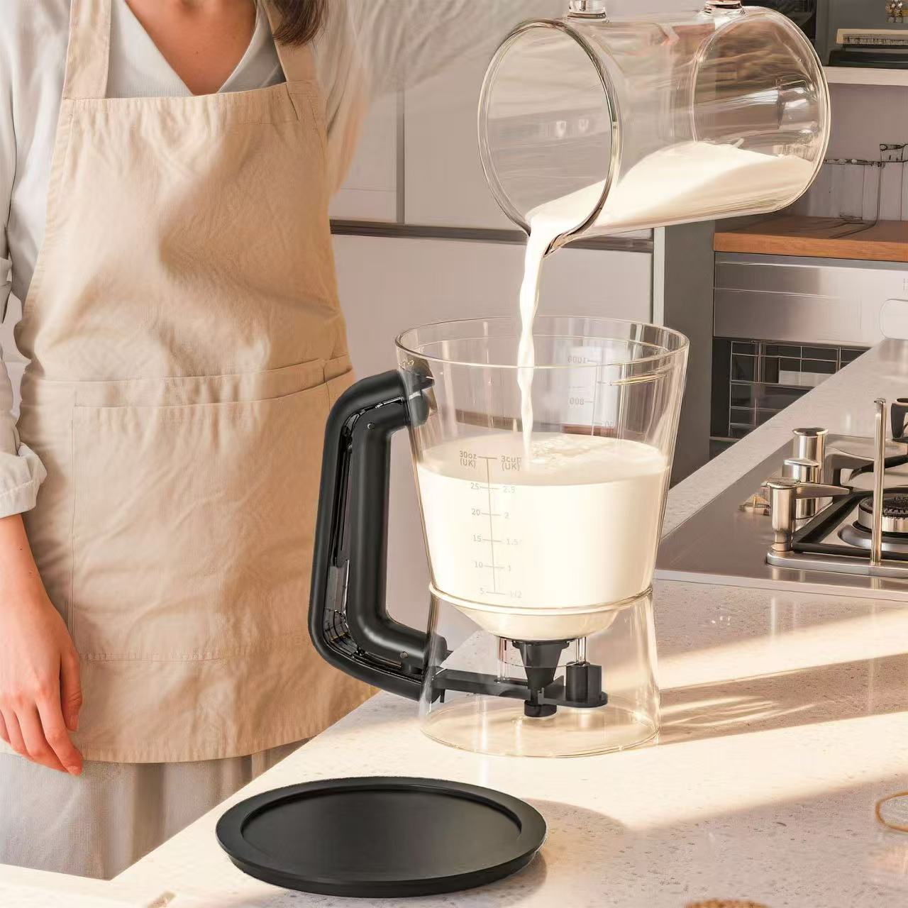 Durable 900ml Batter Separator Dispenser with Measuring Label Squeeze Handle for Pancake Cookie Cake Waffle Batter Storage