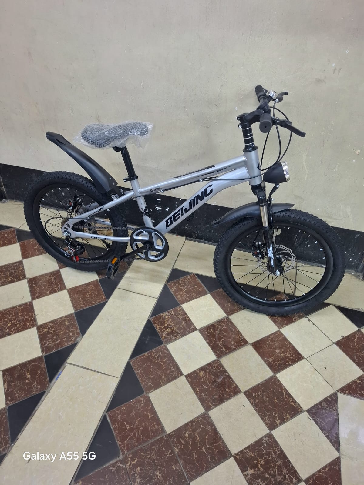 20 Inch Kids Bike Bicycle for Children Ages 8 to 17 Years with Gears Disc Brakes Strong Frame Comfortable Seat Outdoor Cycling Mountain Style Boys Girls