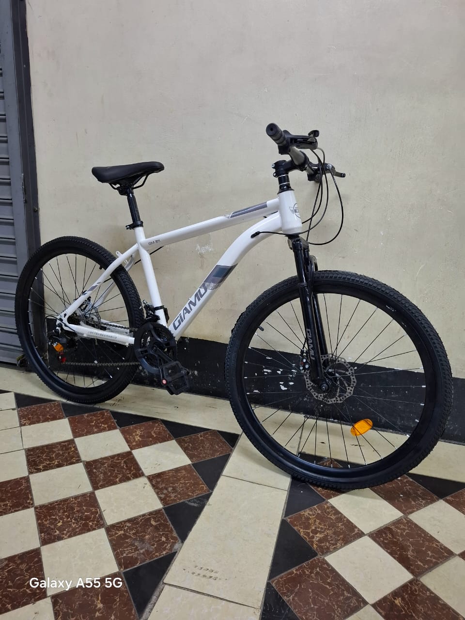 26 Inch Mountain Bike Front Suspension Multi Speed Gear System Disc Brakes All Terrain Tyres Strong Steel Frame Outdoor Cycling Trail Road Fitness Bicycle