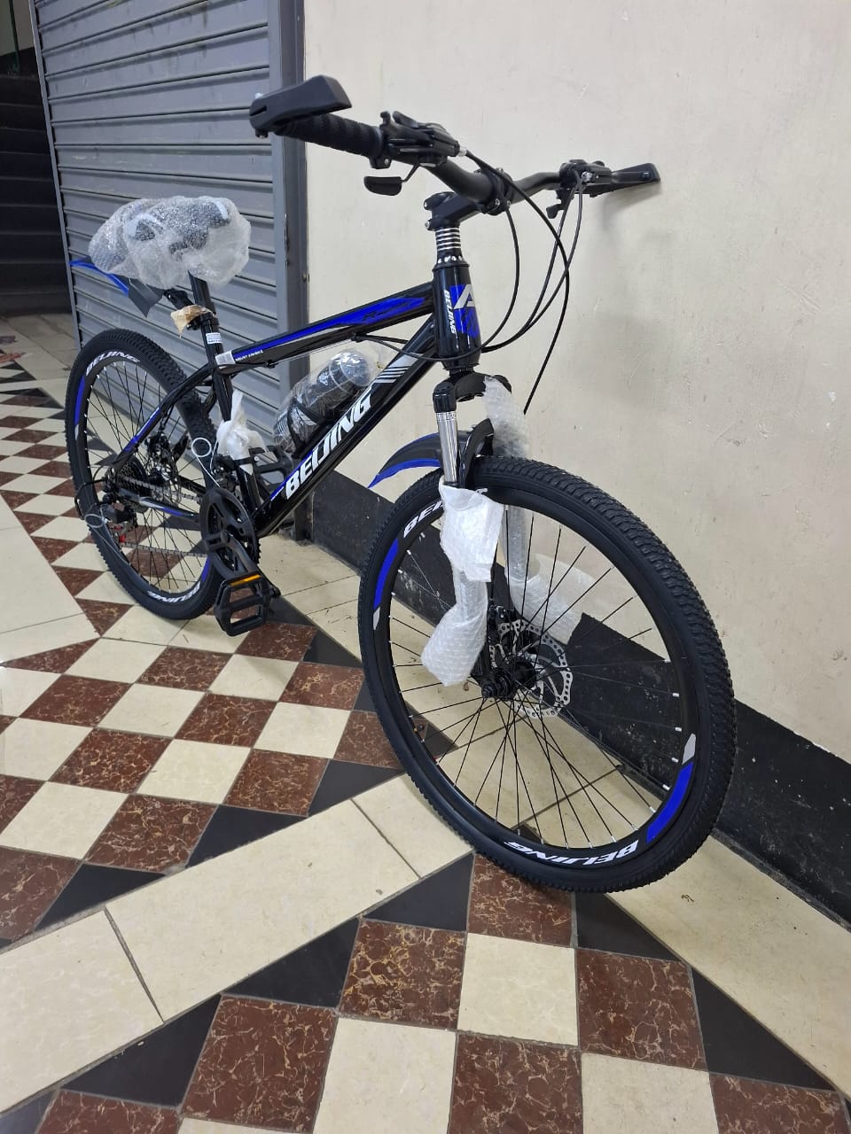 26 Inch Mountain Bike Bicycle Disc Brakes 21 Speed Gears Strong Frame Comfortable Seat Outdoor Cycling Trail Road Fitness Adventure Recreation Bike for Adults