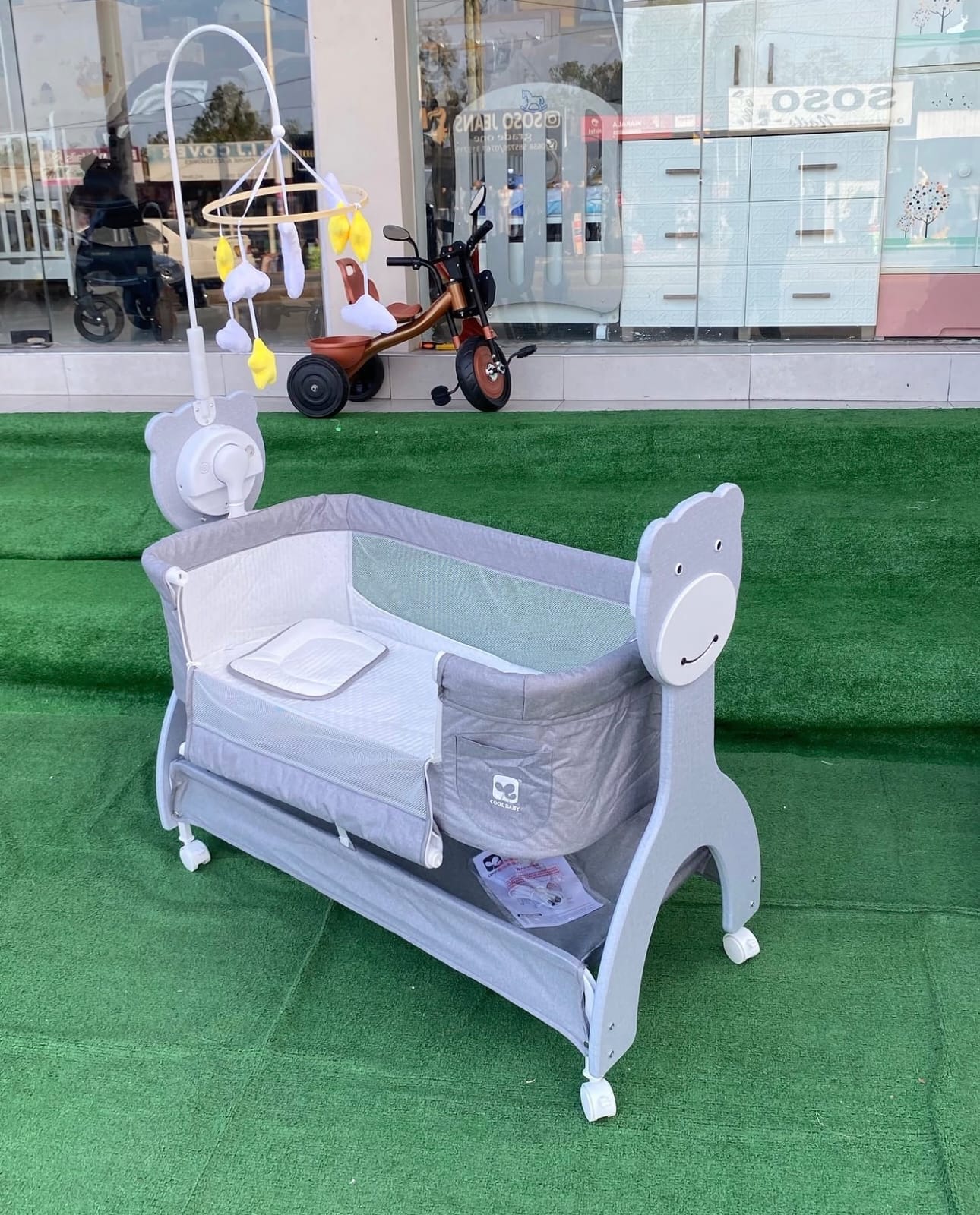 Portable Baby Bassinet Bedside Crib 3 Speed Swing Rocking Cradle Mesh Sides Adjustable Head Position Timer Remote Control Casters Newborn Infant Sleeping Cot