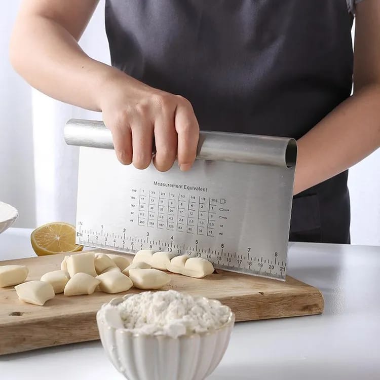 25cm Stainless Steel Dough Cutter Scraper Pastry Divider Pizza Bread Dough Scraper Kitchen Baking Tool

Make baking and food preparation easier with this 25cm stainless steel dough cutter and scraper.