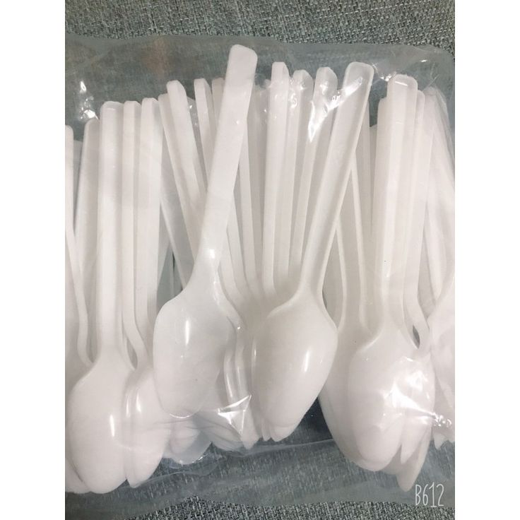 100Pcs Disposable Recyclable Plastic Spoons.