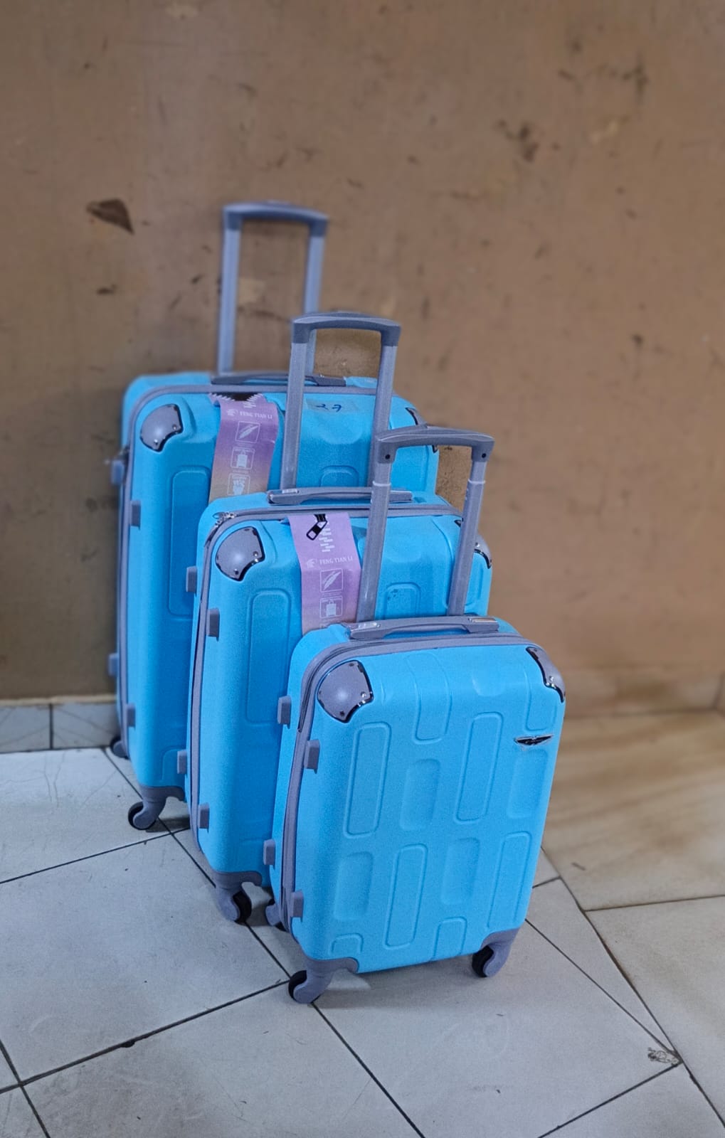TRAVEL SMART AND ORGANISED✨✨3 in 1 Luxurious Fibre Suitcase*

▪️Zipper closure frame.
▪️360 Easy-glide spinner wheels. 
▪️Telescopic handle system locks in multiple levels to adapt.
▪️Compression stra